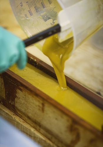 Coulage savon saponifé à froid dans moule en bois