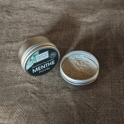 Dentifrice en poudre à la menthe bio. Économique et pratique