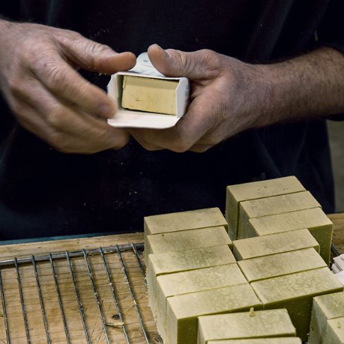 Emballage de savon à la main