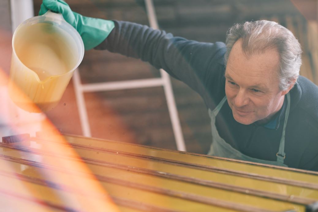 Production de savon artisanal, coulage du savon. Paul, artisan savonnier du Loiret 45