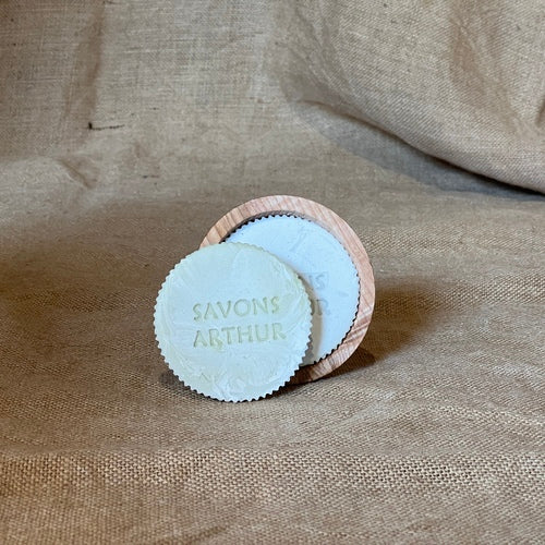 Savon de rasage efficace et 100% d'origine naturelle. Apaise les irritations