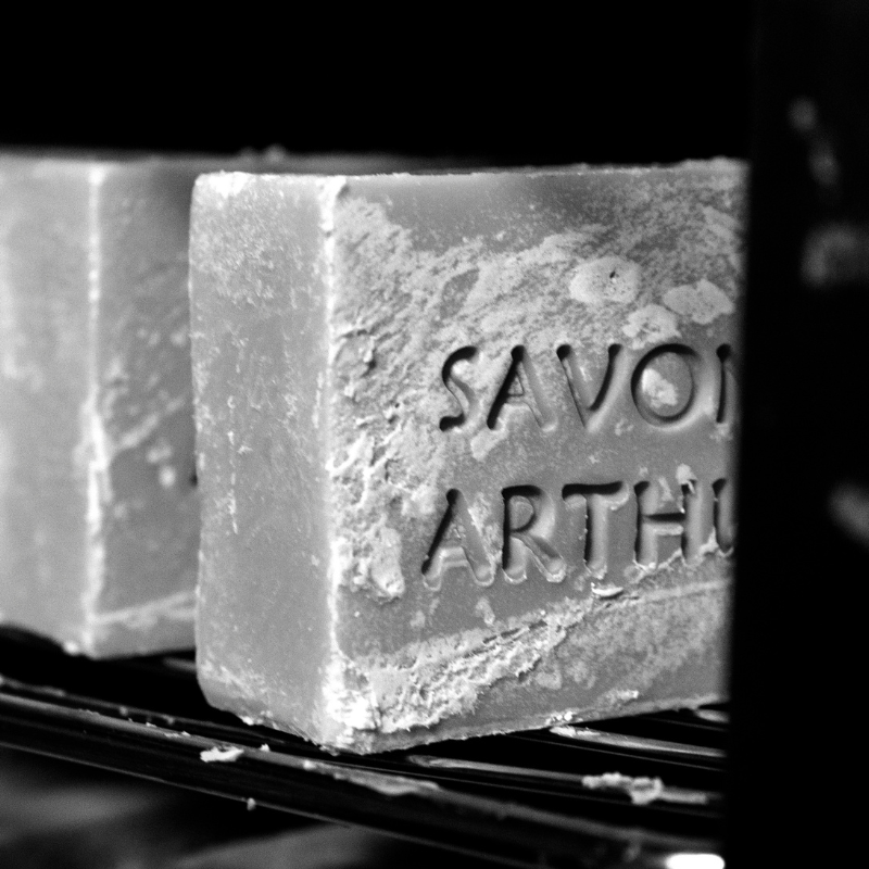 Production artisanale de savons à froid. Séchoir à savons