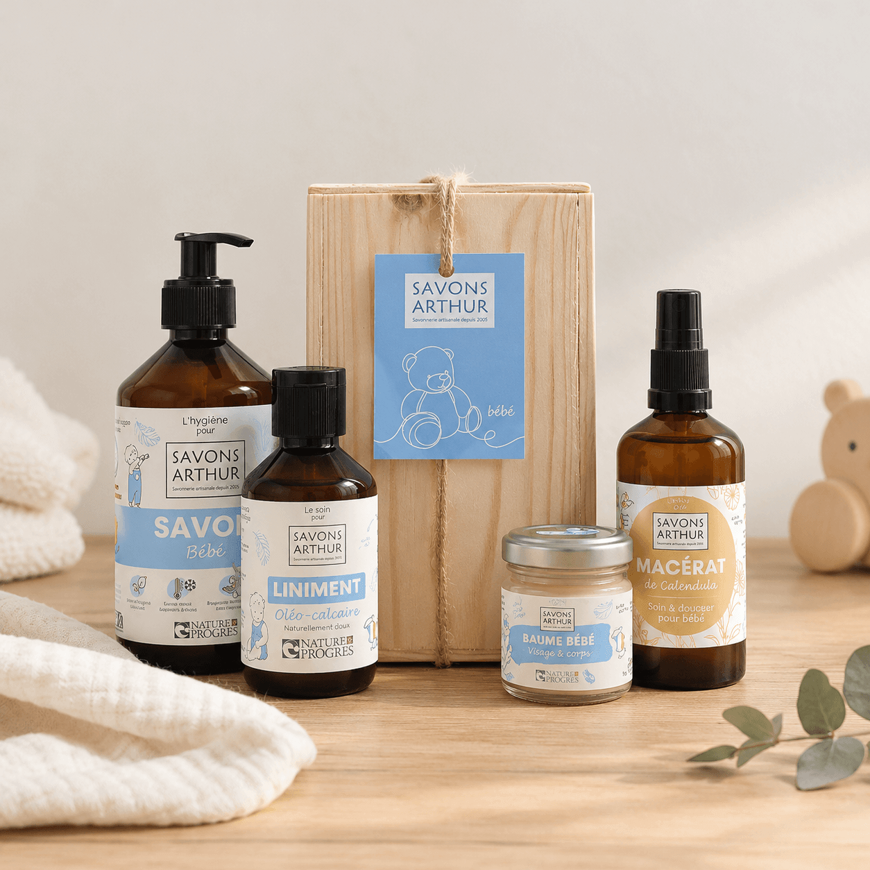 Quels cadeaux offrir pour une naissance ? Des idées utiles et naturelles pour accueillir bébé